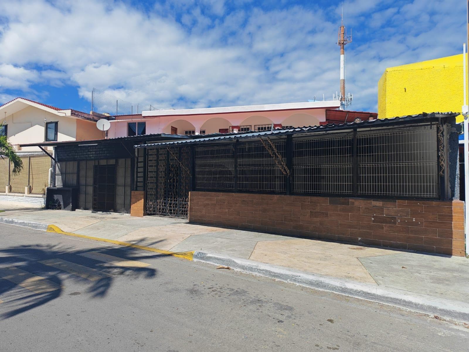 Casa en Venta en Chetumal - Casa con local comercial sobre el Boulevard Bahia de Chetumal — Chetumal
