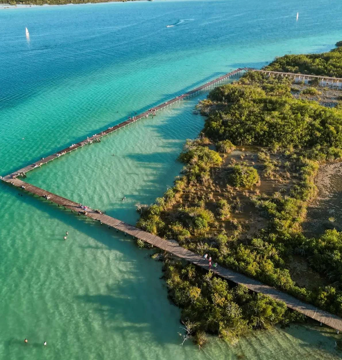 Muelle sobre la laguna de los siete colores, Bacalar