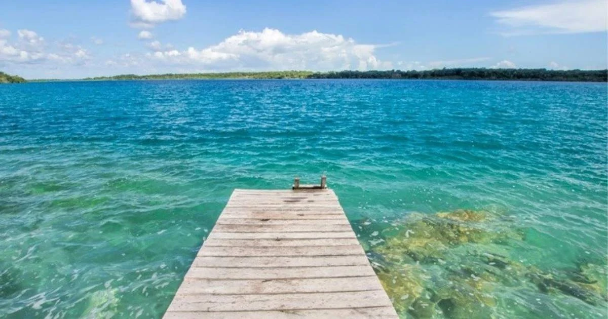 Muelle de madera sobre aguas turquesa, Laguna Milagros