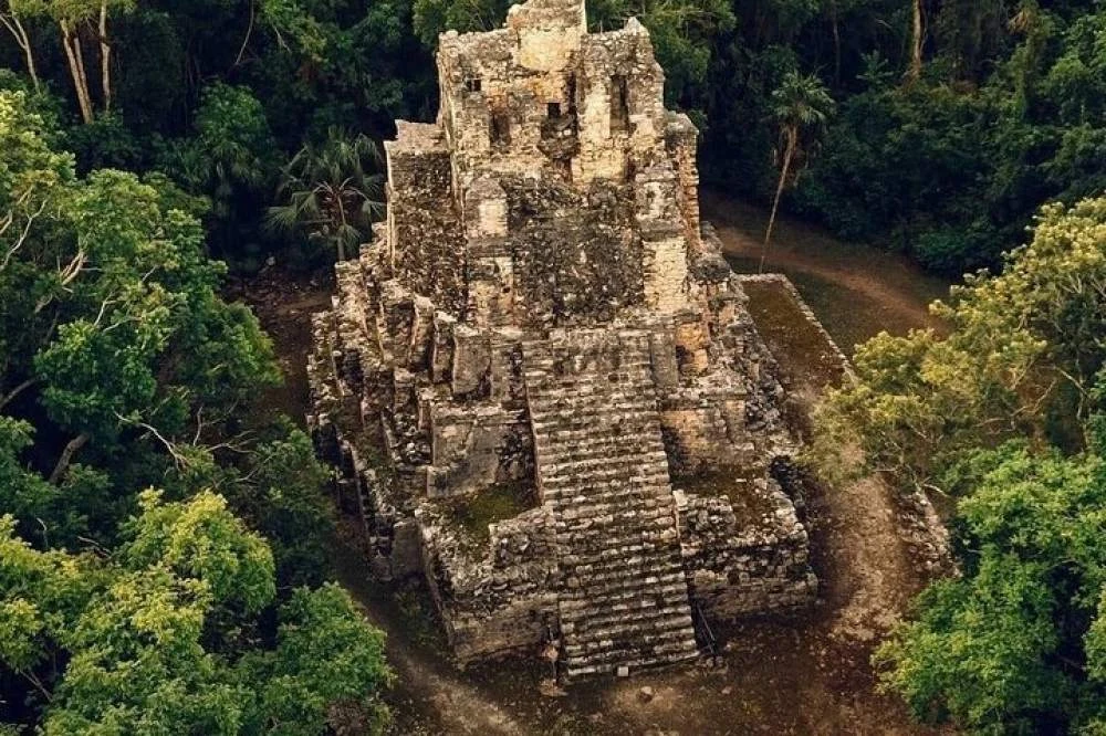 Pirámide maya entre la selva, zona arqueológica de Muyil